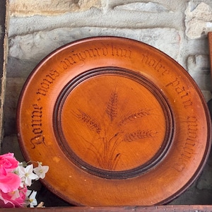 Vintage Franse broodplank / met "Geef ons vandaag ons dagelijks brood" met de hand geschreven rond de rand / ontwerp met korenaren / charmant bord uit de jaren 40