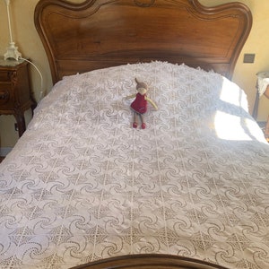 French Vintage White Hand Crocheted Bedcover / 1950s Bed Cover in Crochet / Sweet Throw with Floral Design & Fringing Ideal for Single Bed