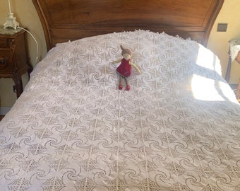 French Vintage White Hand Crocheted Bedcover / 1950s Bed Cover in Crochet / Sweet Throw with Floral Design & Fringing Ideal for Single Bed