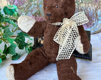 Pequeño osito de peluche francés antiguo busca un nuevo hogar / Precioso osito "Nounours" con una carita encantadora y un lazo de encaje antiguo.