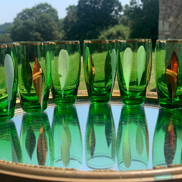 Ensemble rétro de huit verres à liqueur vert émeraude vintage français dwith Design peint or et blanc / verrerie funky des années 1970 / ensemble unique