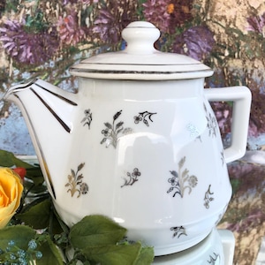 Französische Vintage Teekanne in Weiß mit Gold Blumen & Silber / Charmante 1930er Jahre Keramik Teekanne / Rustikaler Stil für einen französischen Bauernhaus-Look