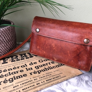 Bolso de cuero marrón del hombre vintage francés / cuero suave y brillante / gran artículo retro y fabulosa idea de regalo / "Pochette" francesa