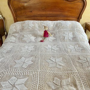 French Antique White Hand Crocheted Bedcover / 1930s Bedspread / Charming Hand Crocheted French Throw with Crocheted Tassel Edging