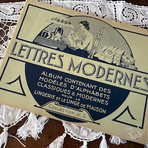 Französisches Antik 1920er Jahre Alphabet Stickalbum / Detailing Wunderschöne Grafiken von Buchstaben zum Sticken, Découpage etc