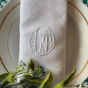 Servilleta francesa antigua de lino y algodón de damasco, bordada a mano con la inscripción &quot;LT&quot; en punto de bourdon, circa 1920. Una idea de regalo encantadora y única.