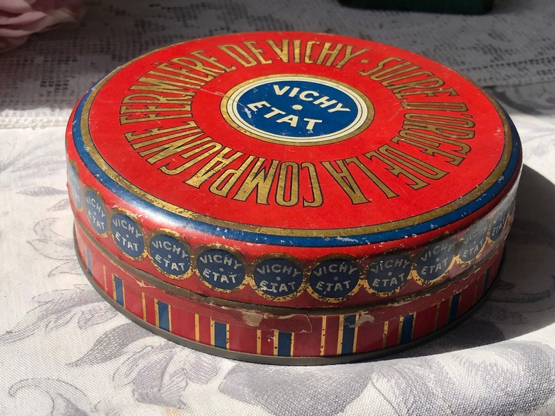 Deux vieilles boîtes de conserve antiques françaises / Belle boîte à sucre d'orge ronde des années 1930 par Vichy Etat en rouge et or et une petite boîte à savon Art nouveau en vert image 7