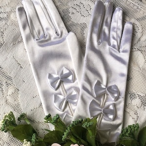 Kleine französische Vintage 1960s weiße Satin Armstulpen mit Schleifen noch mit Original-Kärtchen / süße Handschuhe / Hochzeit etc