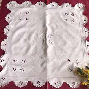 Centrotavola antico francese quadrato bianco ricamato con intaglio e iniziali "TZ" / Bellissimo pezzo di lino fatto a mano / Circa 1900