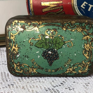 Deux vieilles boîtes de conserve antiques françaises / Belle boîte à sucre d'orge ronde des années 1930 par Vichy Etat en rouge et or et une petite boîte à savon Art nouveau en vert image 6