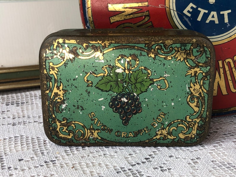 Deux vieilles boîtes de conserve antiques françaises / Belle boîte à sucre d'orge ronde des années 1930 par Vichy Etat en rouge et or et une petite boîte à savon Art nouveau en vert image 6