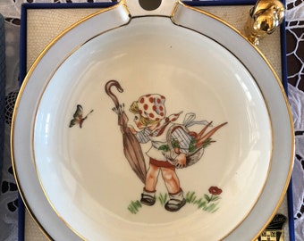 Assiette chauffante en porcelaine pour enfant vintage, ravissante illustration d'une petite fille avec un parapluie et un bouchon de canard doré / Belle idée cadeau