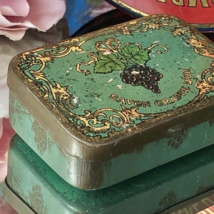 Deux vieilles boîtes de conserve antiques françaises / Belle boîte à sucre d'orge ronde des années 1930 par Vichy Etat en rouge et or et une petite boîte à savon Art nouveau en vert image 4