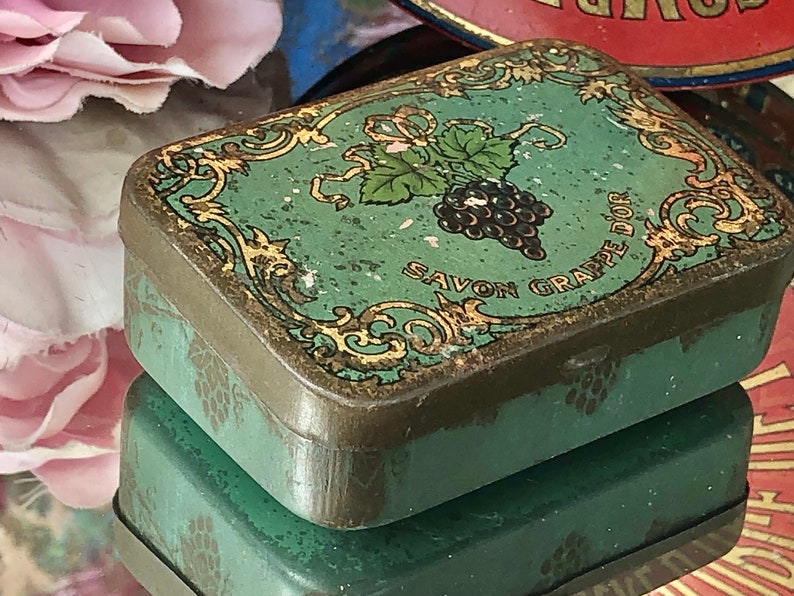 Deux vieilles boîtes de conserve antiques françaises / Belle boîte à sucre d'orge ronde des années 1930 par Vichy Etat en rouge et or et une petite boîte à savon Art nouveau en vert image 4