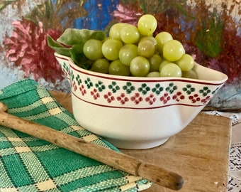 Sauce en céramique vintage française ou bateau à sauce avec design aérographe rouge et vert / vaisselle française des années 1930 / idéal pour l'affichage