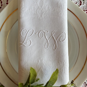 Servilleta francesa antigua de lino y algodón de damasco, bordada a mano con la palabra &quot;LW&quot; en punto de bourdon, de principios del siglo XX. Una idea de regalo encantadora y única.