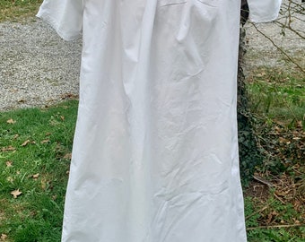 French Antique Ecru Linen Nightdress / Charming Hand Made 1900s Nightgown with VB Initials in Red / Lace Edged Antique Nightgown / Gift Idea