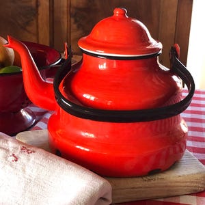 Grande bouilloire vintage avec plaque de cuisson en émail dans une boîte rouge / charmante décoration de cuisine de ferme française / shabby chic / belle forme