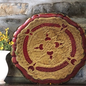 Hermosa pequeña bandeja florentina de madera vintage dorada con encantador diseño rojo intenso y dorado / encantador plato de servicio pintado a mano