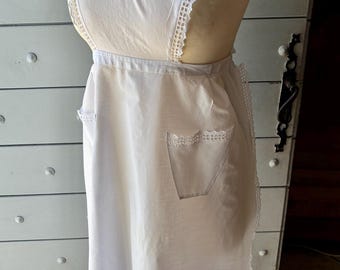 アンティークのフランス製ホワイトコットンのエプロン（レースフリル