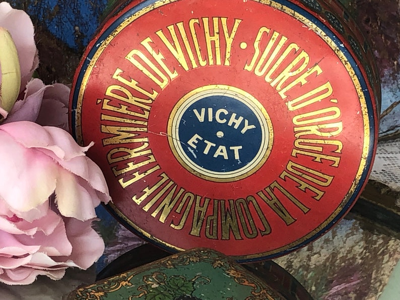 Deux vieilles boîtes de conserve antiques françaises / Belle boîte à sucre d'orge ronde des années 1930 par Vichy Etat en rouge et or et une petite boîte à savon Art nouveau en vert image 3