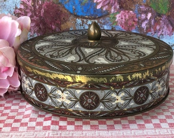 French Vintage "Société Française de Biscuits" Round Biscuit Tin / Beautiful Old Tin with Charming Decor / Shabby Chic Biscuit Tin