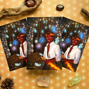 Puede incluir: Tres ilustraciones de una persona con cuernos rojos y una camisa blanca sosteniendo una espada brillante. El fondo es una cueva oscura con cristales azules y morados brillantes. Un letrero dice "Cave Work Ahead".