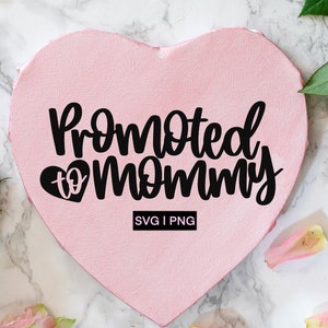 Promovido a mamá svg, embarazo revelar svg, nueva mamá svg, mamá para ser svg, letra a mano svg, mamá para ser svg, embarazada svg, svg para cricut