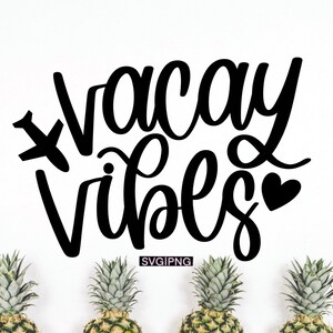 Może przedstawiać: Czarny tekst na białym tle z napisem "Vacay Vibes", małą ikoną samolotu i sercem. Obraz zawiera cztery ananasy na dole. Tekst "SVG PNG" znajduje się w prawym dolnym rogu.