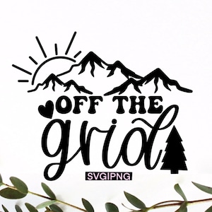 Könnte beinhalten: Schwarzweißes Grafikdesign mit einer Bergkette, Sonne und einer Kiefer. Der Text "Off the grid" ist in einer kursiven Schrift mit einem Herzen über dem Wort "Off" geschrieben.