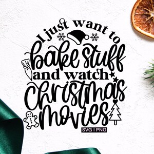 Peut inclure: Conception graphique en noir et blanc avec le texte "I just want to bake stuff and watch Christmas movies" avec un bonhomme en pain d'épices, un sapin de Noël, un flocon de neige et un bonnet de Père Noël.