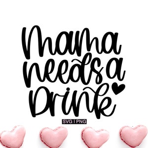 La mamma ha bisogno di un drink svg, funny mom mug svg, mom wine glass svg, funny mom shirt svg, funny mom quote svg, hand lettered svg, mom drink svg