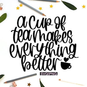 Pode incluir: Gráfico de texto preto e branco que diz "A Cup of Tea Makes Everything Better" com uma pequena xícara de chá preta e um ícone de coração. O texto está em uma fonte cursiva.