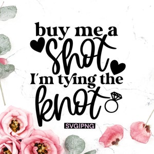 Könnte beinhalten: Schwarz-weißer Grafiktext mit der Aufschrift "buy me a shot I'm tying the knot" mit einem Herz und einer Diamant-Ring-Grafik. Der Text befindet sich auf einem weißen Hintergrund mit rosa Blumen und grünen Blättern.