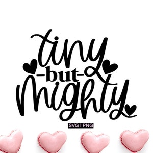 Peut inclure: Conception graphique en noir et blanc avec le texte "tiny-but-mighty" et quatre macarons roses en forme de cœur en dessous du texte.