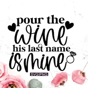 Versez le vin son nom de famille est le mien svg, chemise bachelorette svg, mariée à être chemise svg, future mrs svg, fête nuptiale svg, lettré à la main svg