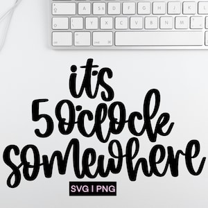 Het is 5 uur ergens svg, 5pm ergens svg, grappige wijn svg, happy hour svg, handlettered svg, wijn citaten svg, drinken gezegden svg