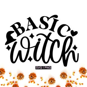 Könnte beinhalten: Schwarzweißes Grafikdesign mit dem Text "Basic Witch" und einem kleinen Herz. Das Design ist von kleinen orangefarbenen Kürbissen und Maisbonbons auf weißem Hintergrund umgeben.