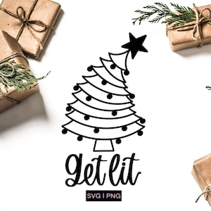 以下が含まれることがあります： 星型の飾りがあるクリスマスツリーの白黒のイラスト。ツリーの下には「Get Lit」という文字が書かれています。画像は、紐で結ばれた茶色のギフトボックスで囲まれています。