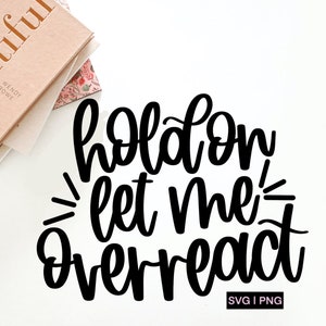 Espera, déjame reaccionar exageradamente svg, cita divertida svg, svg sarcástico, déjame pensar demasiado svg, svg antisocial, svg con letras a mano, mamá descarada svg, png