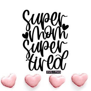 Super mãe super cansada svg, vida de mãe svg, maternidade svg, super mãe svg, camisa engraçada de mãe svg, caneca de mãe svg, svg com letras à mão, mãe cansada svg