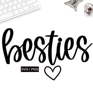 Op de afbeelding: Zwarte en witte kalligrafietekst die "besties" leest met een klein hartje eronder. De tekst staat op een witte achtergrond.