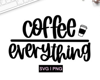 Może przedstawiać: Czarno-biały projekt graficzny z tekstem "coffee everything" i małym obrazkiem filiżanki kawy. Tekst jest w stylu pisma odręcznego. Tekst "SVG | PNG" znajduje się pod grafiką.