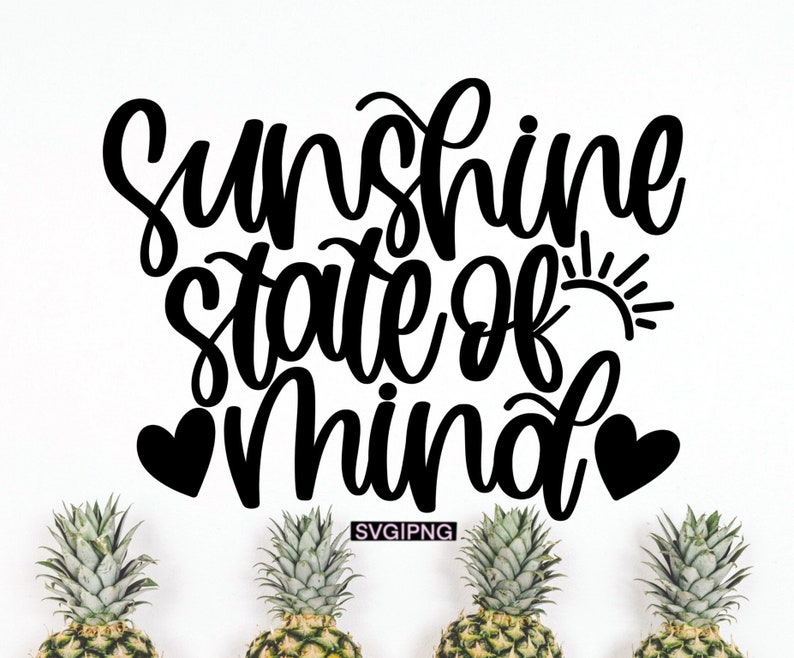 以下が含まれることがあります： 「Sunshine state of mind」という黒と白のグラフィックテキストで、黒いハートが2つと太陽のグラフィックが描かれています。テキストは、下部に緑色のパイナップルが3つある白い背景に表示されています。