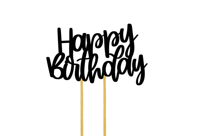 Puede incluir: Topper de pastel negro con el texto "Happy Birthday" en una fuente cursiva. El topper est&aacute; unido a dos palillos de dientes dorados.