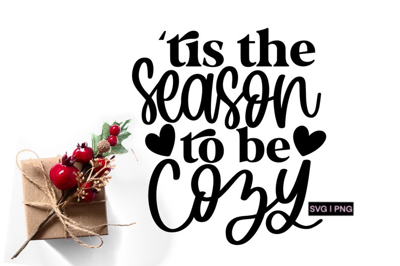 Puede incluir: Texto gr&aacute;fico en blanco y negro que dice 'Tis the season to be cozy' con dos peque&ntilde;os corazones a cada lado de la palabra 'be'. El texto est&aacute; en una fuente cursiva. Hay una peque&ntilde;a rama de acebo con bayas rojas en la esquina inferior izquierda de la imagen.