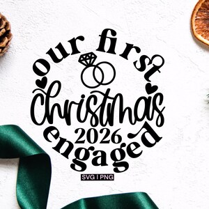 Puede incluir: Un diseño gráfico digital negro que presenta el texto 'our first Christmas engaged 2026' en una fuente estilizada. El diseño incluye una ilustración de línea de dos anillos entrelazados con un diamante y pequeños corazones. El texto 'SVG | PNG' es visible en la parte inferior central de la disposición circular.