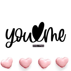 Puede incluir: Diseño gráfico en blanco y negro con el texto "you & me" con un corazón en el medio de la palabra "you". El gráfico está rodeado de cuatro macarons rosas en forma de corazón.