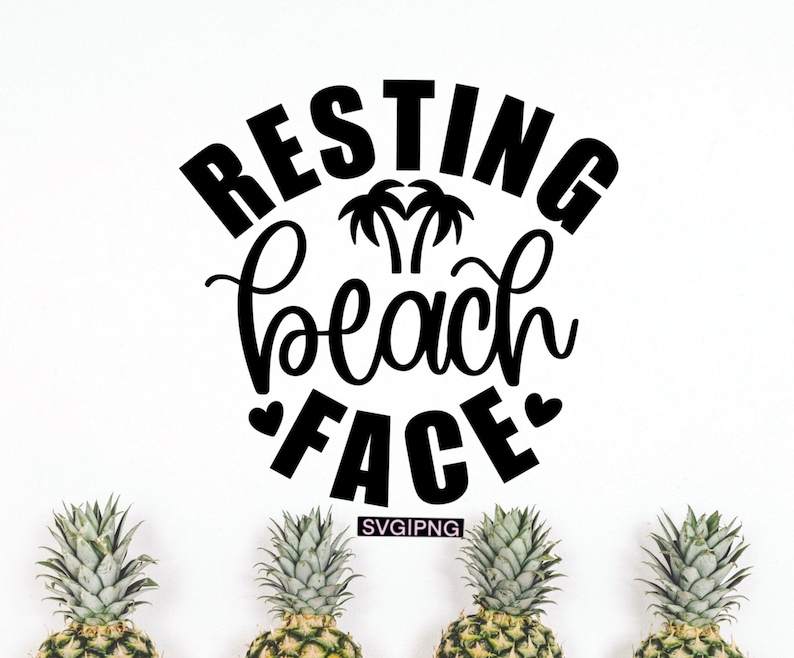 Może przedstawiać: Czarno-biały projekt graficzny z tekstem "Resting Beach Face" i palmami. Tekst znajduje się w k&oacute;łku z sercami wok&oacute;ł.