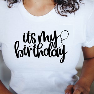 K&ouml;nnte beinhalten: Wei&szlig;es T-Shirt mit schwarzem Text, der "es ist mein Geburtstag" sagt, und einer kleinen schwarzen Ballonillustration.